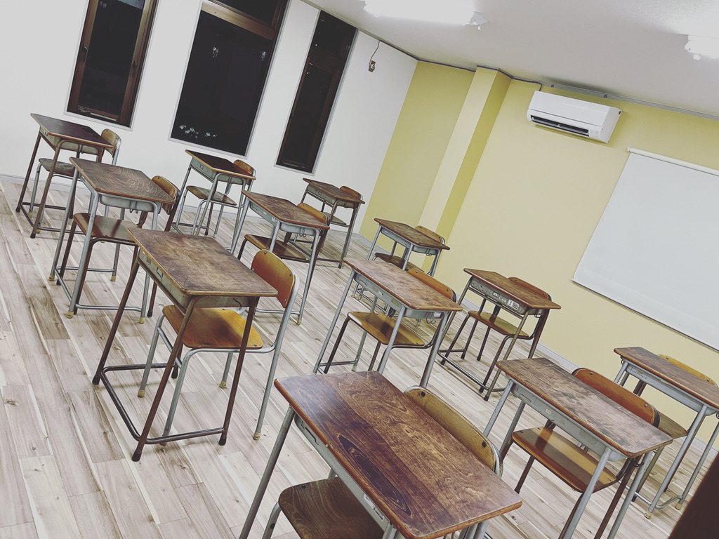 木の机が並ぶ革征塾の教室